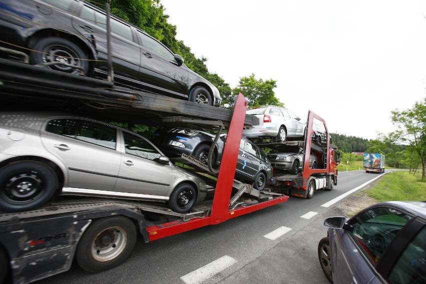 Motoryzacja: rynek samochodowy. Import aut spada. Najwięcej samochodów sprowadzają Wielkopolanie