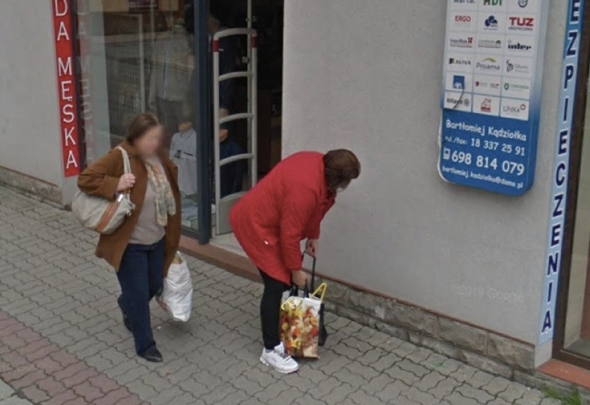 Limanowa. Limanowianie na zakupach. Mieszkańcy na zdjęciach z Google Street View
