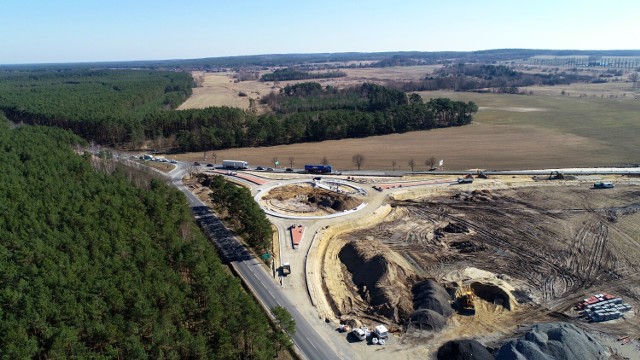 W Nowogrodzie Bobrzańskim trwa budowa ronda łączącego drogę krajową nr 27 oraz wojewódzką 288.