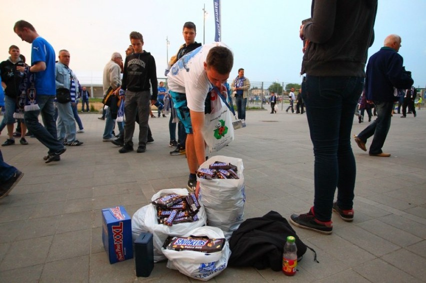 Zbiórka snickersów na stadionie przy Bułgarskiej