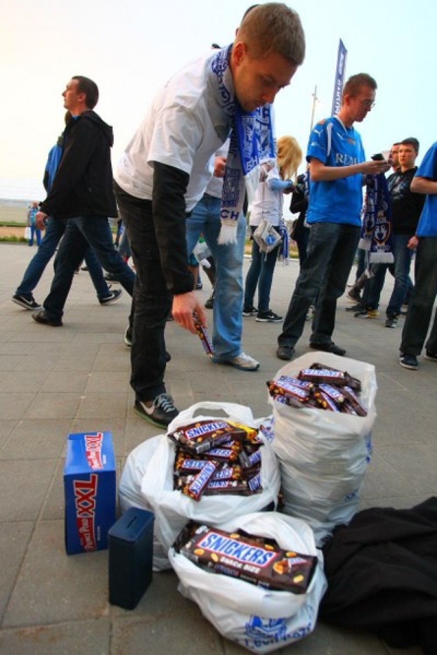 Zbiórka snickersów na stadionie przy Bułgarskiej