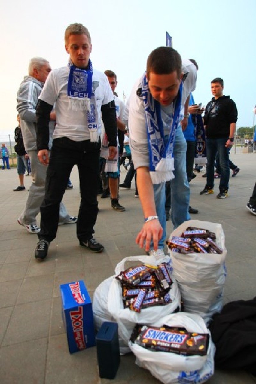 Zbiórka snickersów na stadionie przy Bułgarskiej