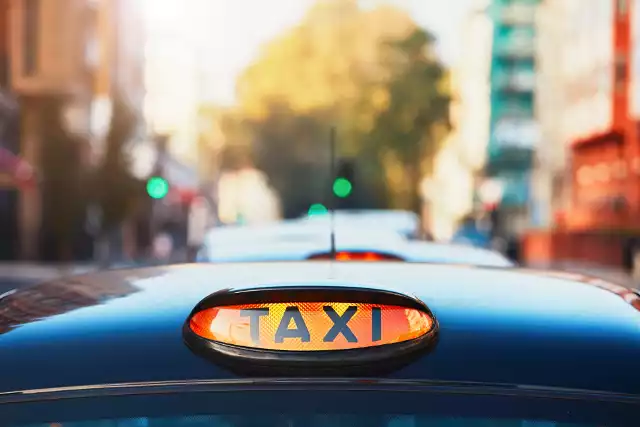 Gdzie zamówić taxi w Poddębicach? Wasze opinie 