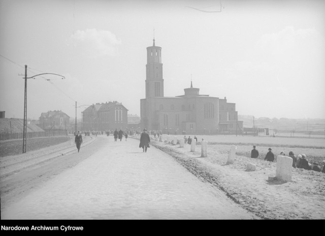 Świętochłowice, 1937 rok.
Zobacz kolejne zdjęcia/plansze. Przesuwaj zdjęcia w prawo - naciśnij strzałkę lub przycisk NASTĘPNE