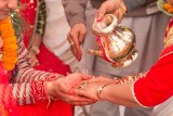 Para młoda podczas wesela przeszła do rękoczynów. W Nepalu to stara tradycja [WIDEO]