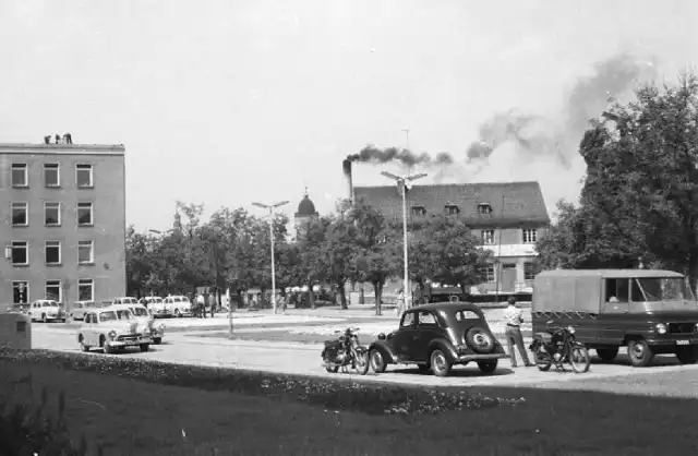 Zielonogórskie drogi drugiej połowy XX wieku. Kto miał w garażu fiata, syrenkę, warszawę, citroena, ładę, wartburga, żuka lub motocykl? A kto powoził konia z wozem? Niech wspomnienia wrócą! Niejedna łza w oku się zakręci. Zobaczcie, czym jeździli zielonogórzanie!