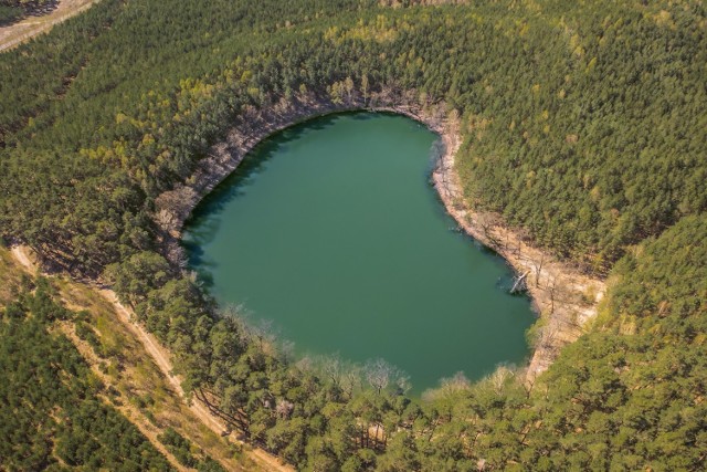 Jezioro Czarne z lotu ptaka jako pierwszy sfotografował Kacper Baraniecki. Zobaczcie jednak, jak akwen o niecodziennym kształcie, o którym mówi dziś cała Polska, wygląda także z... powierzchni ziemi.