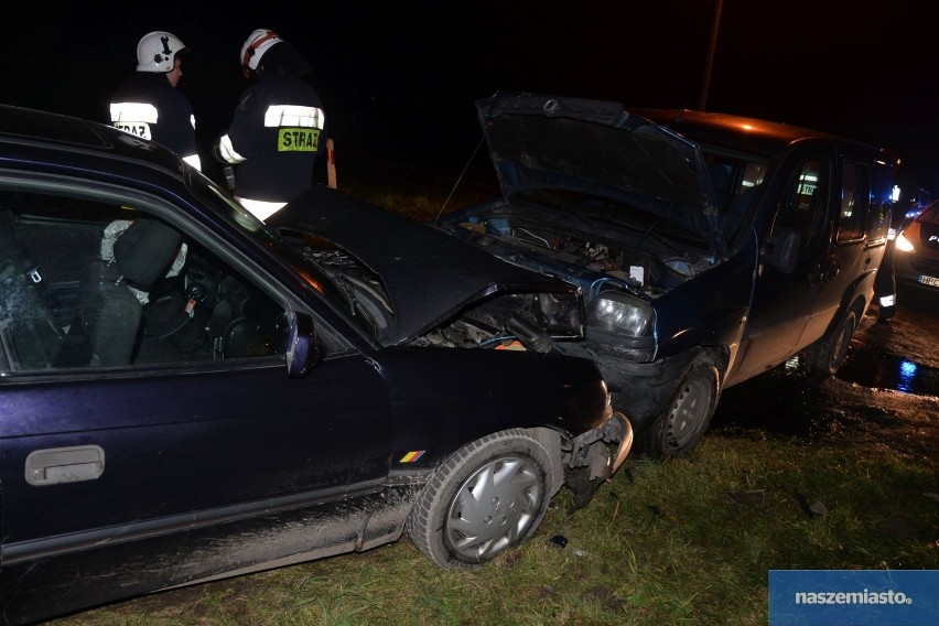 Wypadek na drodze Kowal - Choceń. 3 osoby w szpital po czołowym zderzeniu fiata z oplem [zdjęcia]