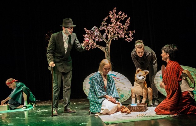 Spektakl opowiadający o wzajemnych relacjach, emocjach i tworzeniu się więzi pomiędzy psem i jego panem był setną premierą teatru przygotowaną pod nazwą Teatr Maska w Rzeszowie.
