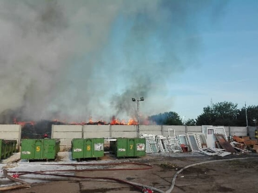Z REGIONU. Niemal 30 zastępów straży pożarnej uczestniczyło w akcji gaszenia pożaru wysypiska odpadów ZDJĘCIA