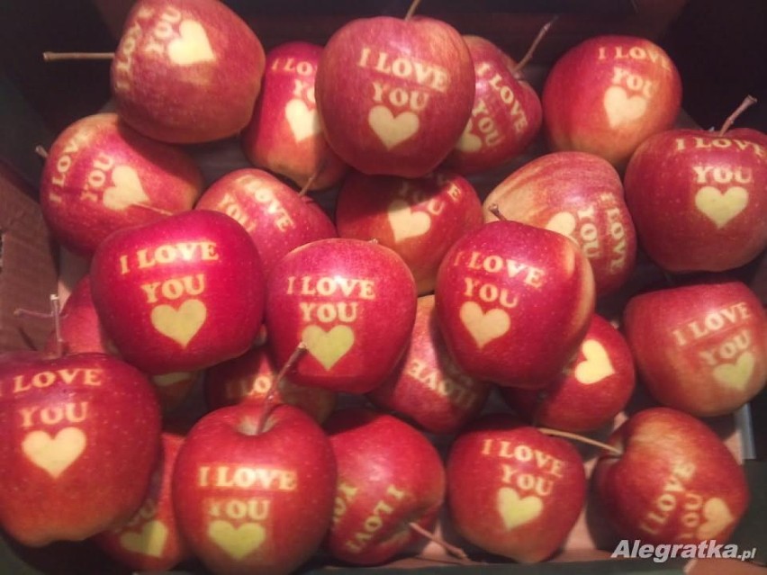 Romantyczne napisy na owocach to popularne prezenty....