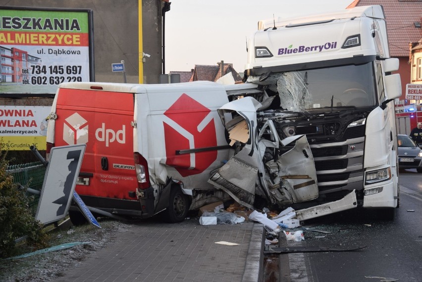 Wypadek w Nowych Skalmierzycach. Zderzenie busa z ciężarową...