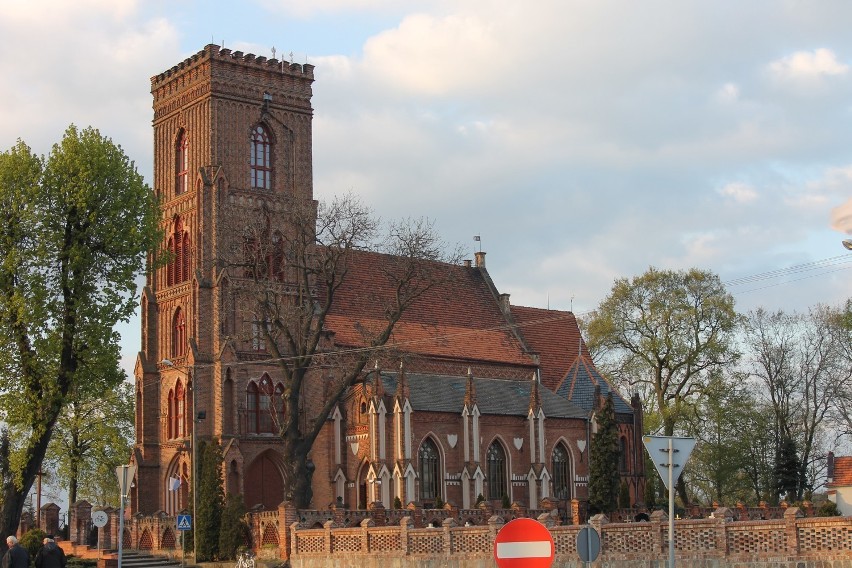 Pierwszy kościół wzniesiony został w I poł. XV w.,...