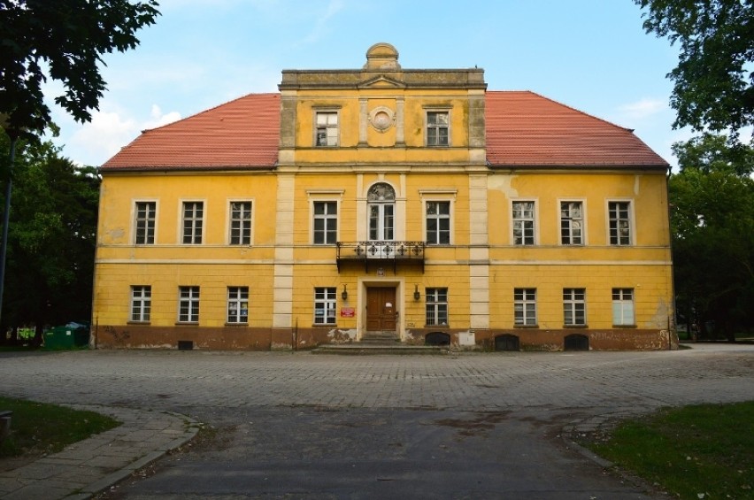 Pałac powstał w latach 1692 – 1700, przebudowany w 1819 r.