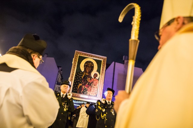 W Poznaniu, obraz Matki Boskiej Częstochowskiej przyciągał tłumy. W tym roku zawita on do powiatu chodzieskiego. Zobacz harmonogram ->