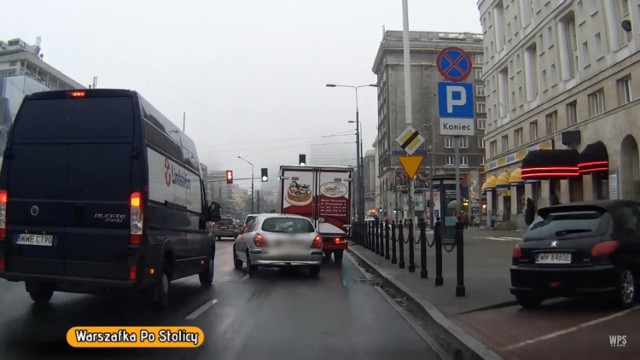 W Warszawie nie ma takiego czerwonego światła, które nie byłoby choć trochę żółte. Skręcanie w lewo z prawego pasa, zawracanie na przejściu dla pieszych, wciskanie się w każdą szczelinę - wszystko to zobaczycie na tym krótkim wideo:

