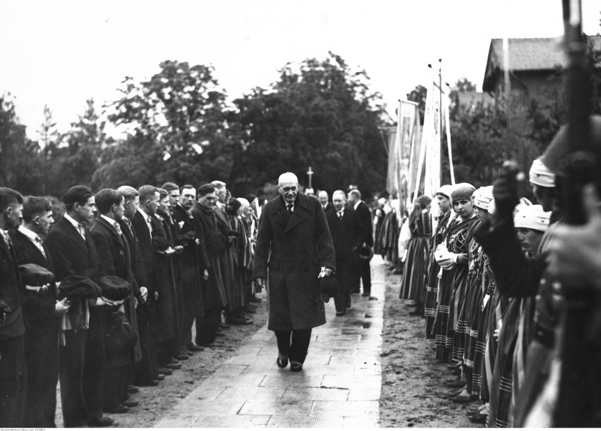 Boże Ciało na starych zdjęciach. Procesja Bożego Ciała w Spale z udziałem prezydenta Ignacego Mościckiego [STARE ZDJĘCIA]