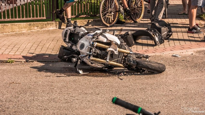 Wypadek w Pleszewie. Auto zajechało drogę motocykliście, który mimo ran głowy, uciekł z miejsca zdarzenia