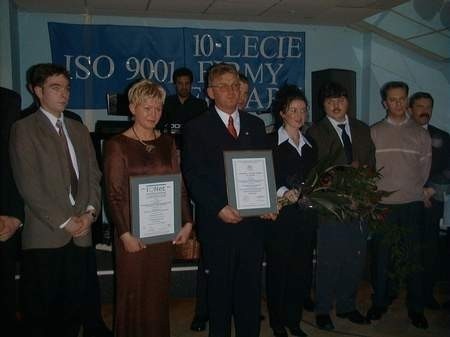 Prezydent Wejherowa, Krzysztof Hildebrandt gratuluje właścicielom firmy El-mark uzyskania certyfikatu.