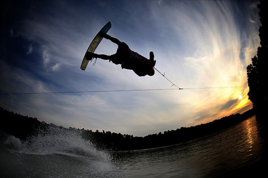 Wakeboarding jest to sport polegający na płynięciu po wodzie...