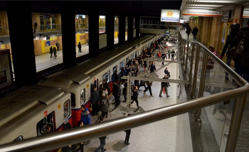 Awaria schodów w metrze. Schody na stacji metra centrum już...