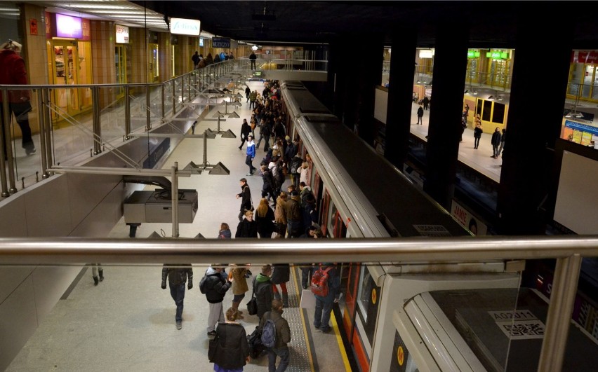 Awaria schodów w metrze. Schody na stacji metra centrum już...