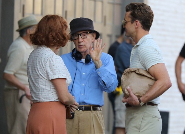 Woody Allen ze swoimi aktorami na planie "Wonder Wheel".fot. East News/The Macfarlanes/Splash News