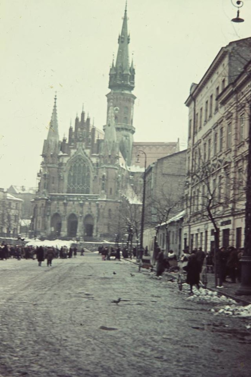 Fotografia z 1940 roku przedstawiająca piękny kościół św....
