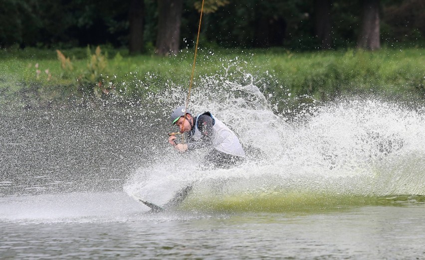 Wakepark znajduje się nad jeziorem Dziekamowskim, w...