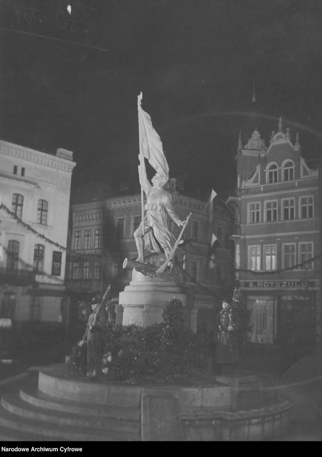 Widok ogólny pomnika, w tle kamienice Starego Miasta - lata 1930-1939