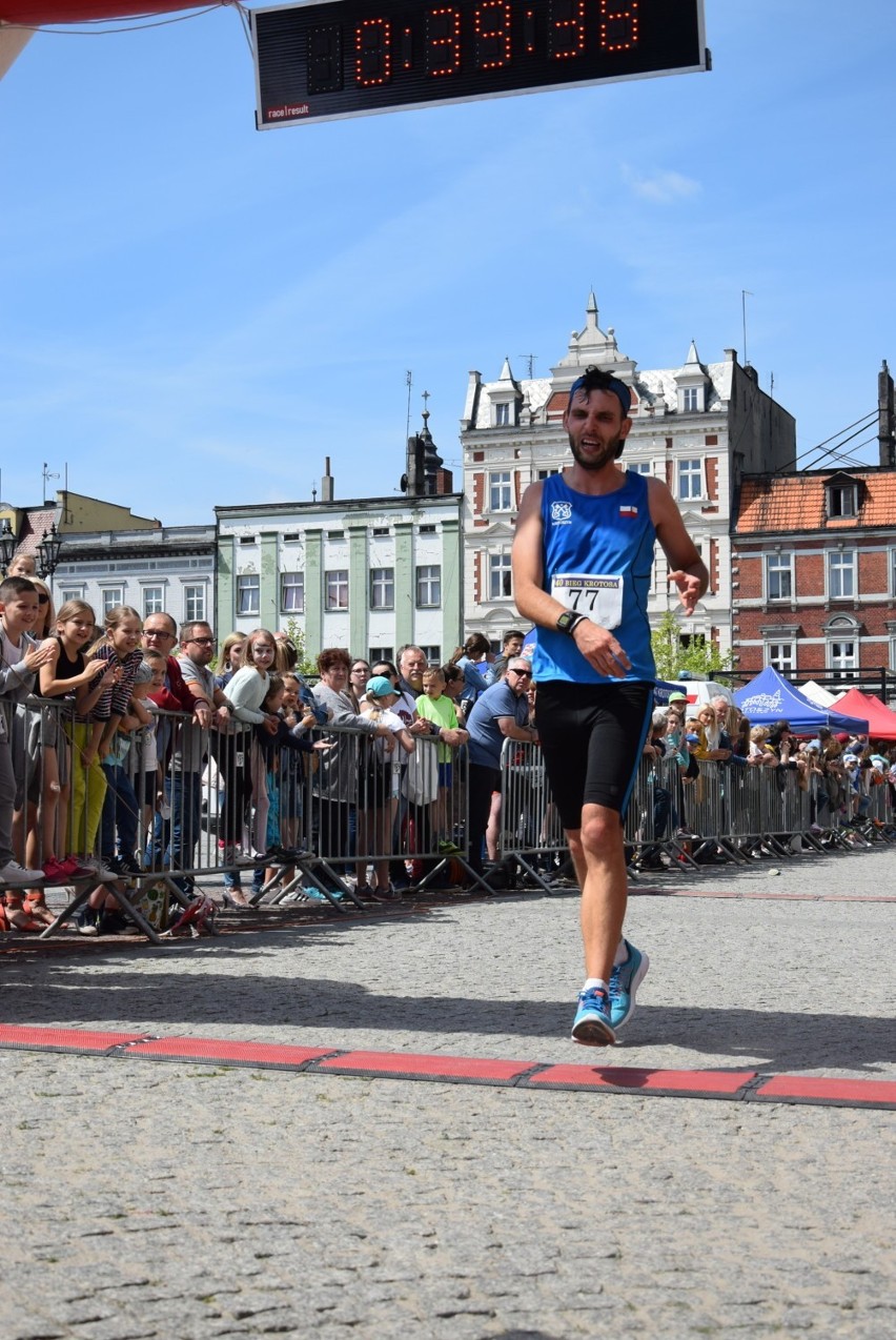 40. BIEG KROTOSA: Blisko 500 biegaczy i biegaczek wzięło udział w biegu głównym na 10 km [FOTOGALERIA]