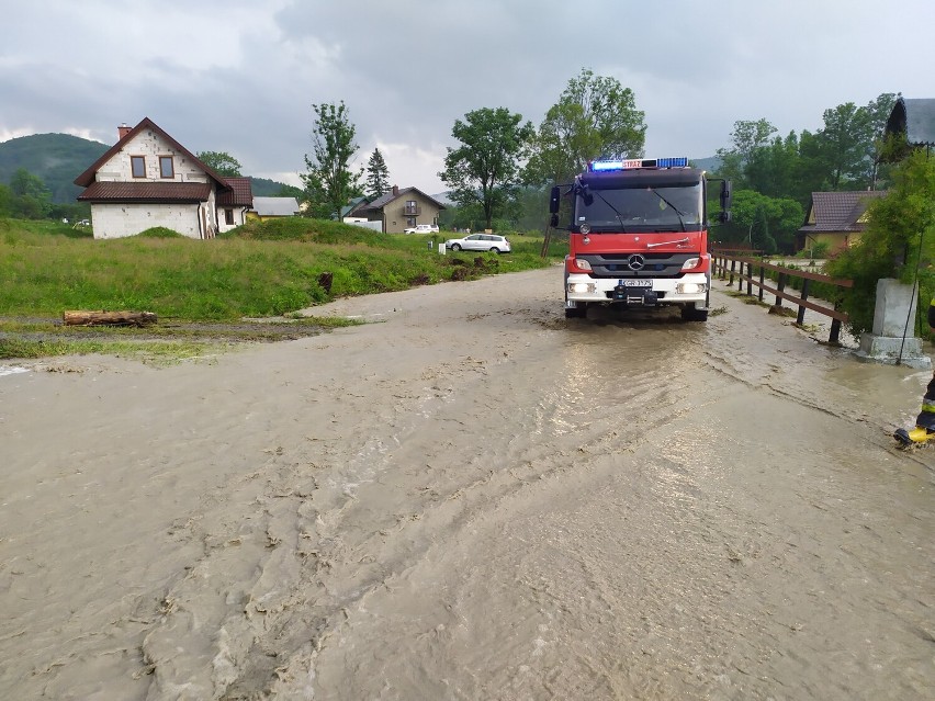 Strażacy kilka godzin walczyli wczoraj ze skutkami nawałnicy...