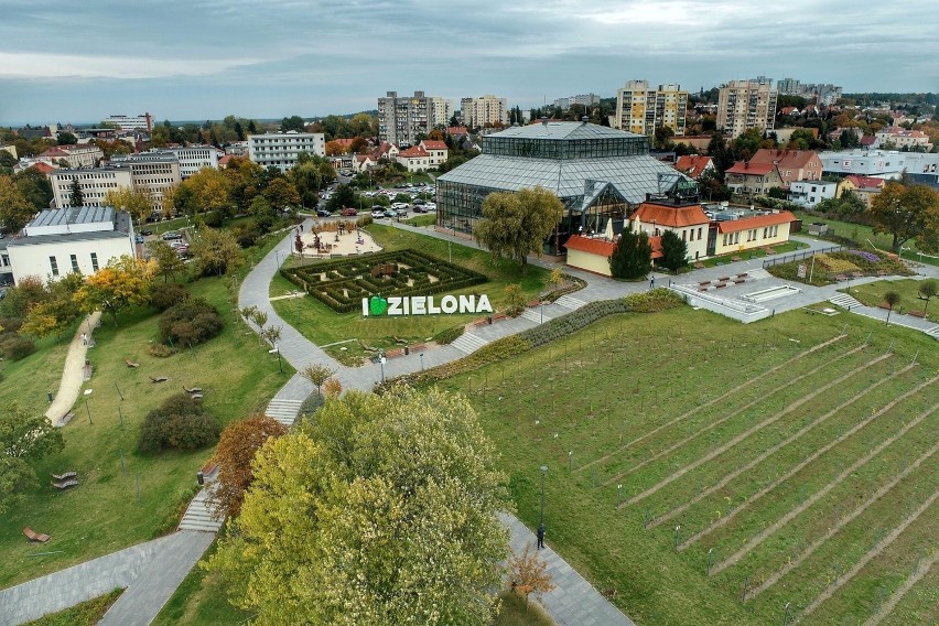 Przepiękne zdjęcia Zielonej Góry z lotu ptaka przedstawiają...