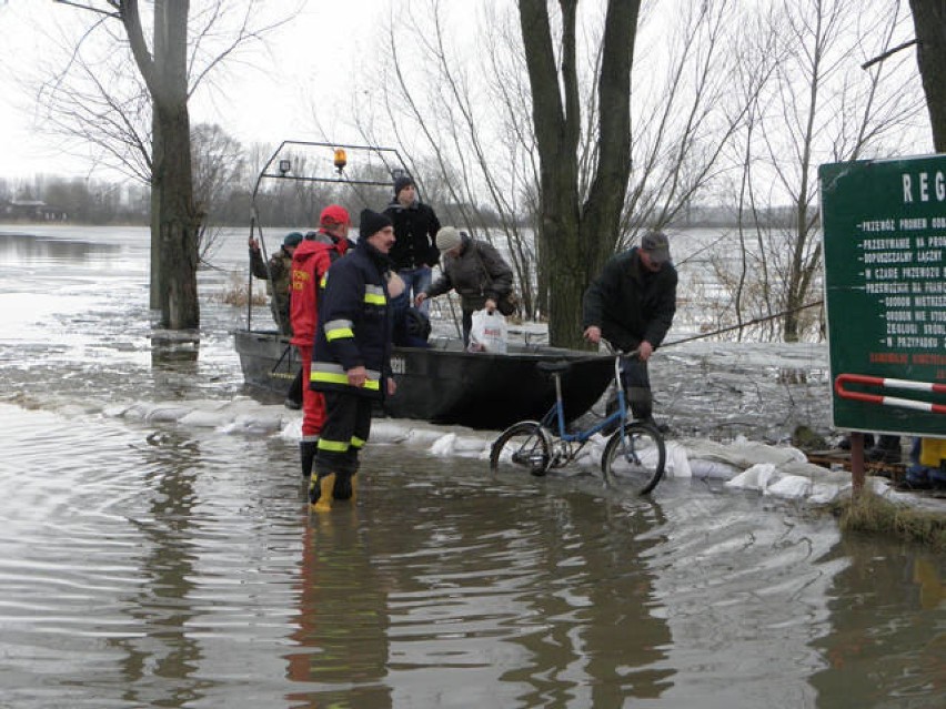 Powódź na przełomie 2010 i 2011 roku sprawiła, że 106...
