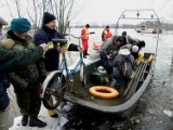 Powódź w Ostrówku pod Kruszwicą. To już 11 lat! 106 mieszkańców było odciętych od świata. Archiwalne zdjęcia