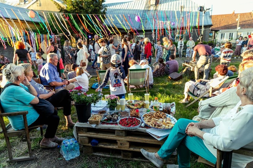 Bęben, skrzypce, akordeon, ludowe melodie i białostoczanie,...