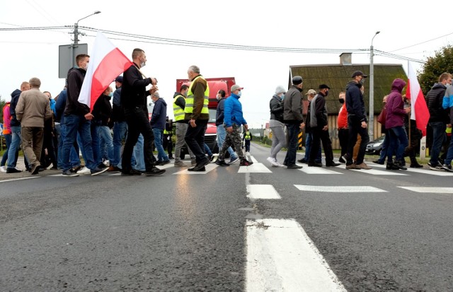 Rolnicy zablokowali w środę 7.10.2020 na dwie godziny drogę krajową 22 w Rychnowach