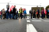 Protest rolników w Rychnowach. Zablokowana droga krajowa 22. - Trzeba obalić dyktatora Kaczyńskiego – mówią rolnicy (wideo)