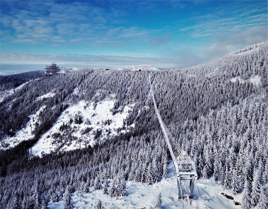 Najdłuższy wiszący most na świecie w pobliżu Śnieżnika. Sky...