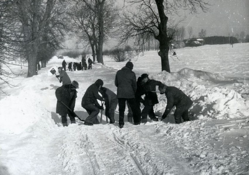 Tak wyglądały zimy stulecia w Polsce na archiwalnych...