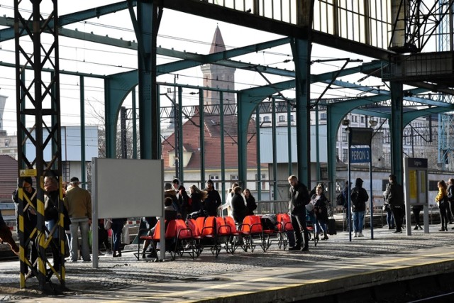 Perony zamknięte dla podróżnych, remont dworca w Legnicy