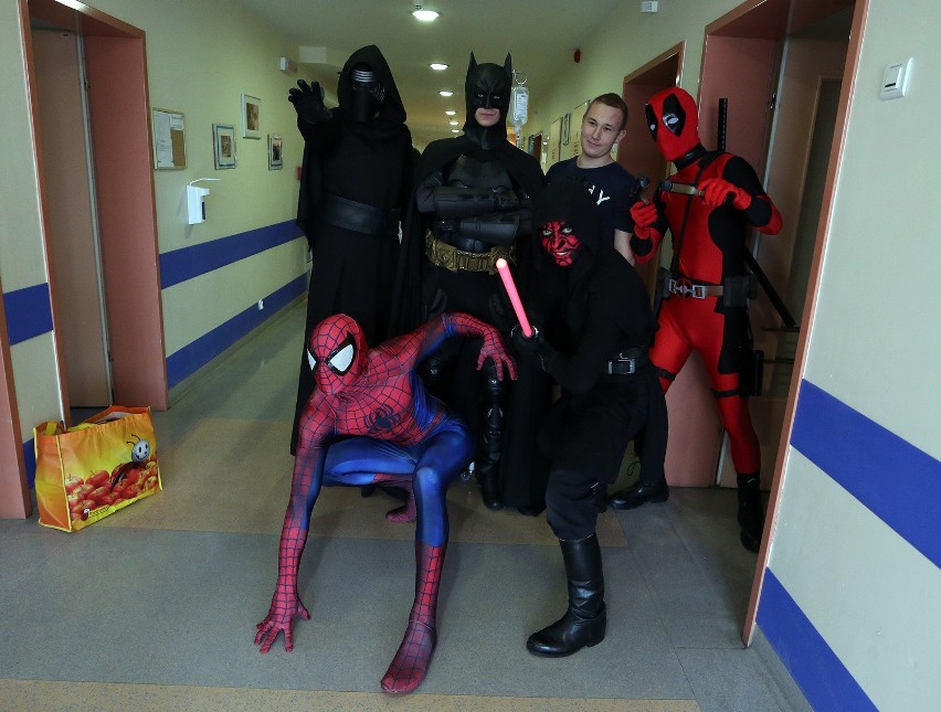 Szczecińska Liga Superbohaterów znowu w akcji. Odwiedzili szpital 