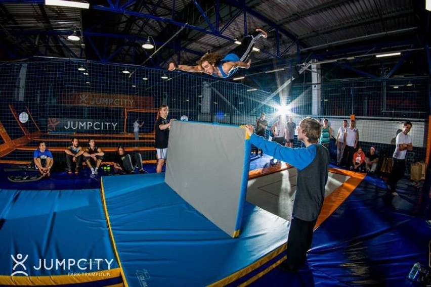 Ekstremalny trening na trampolinach w Gdyni. Przygotowania do tegorocznego Runmageddonu