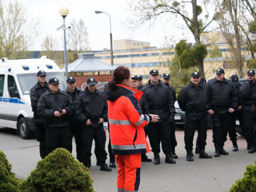 Mundurowi, wyposażeni w tarcze, kaski i środki przymusu...