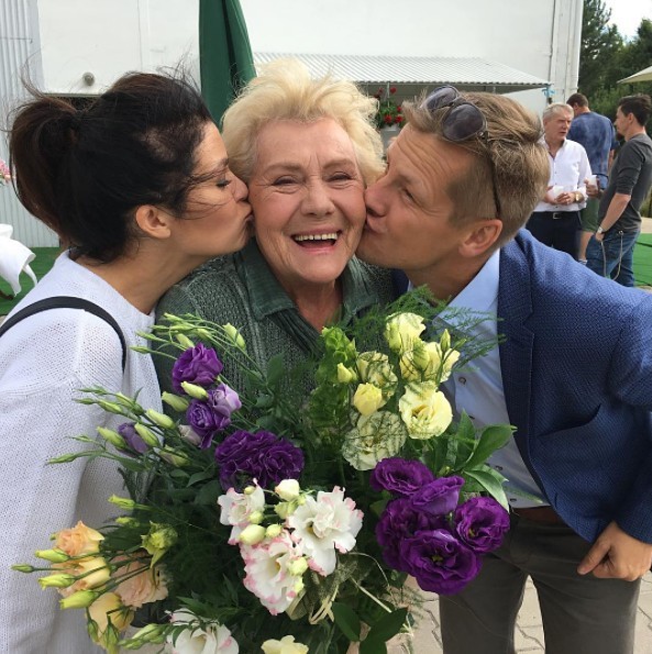 "M jak miłość". Teresa Lipowska świętuje 80. urodziny na planie serialu [ZDJĘCIA]