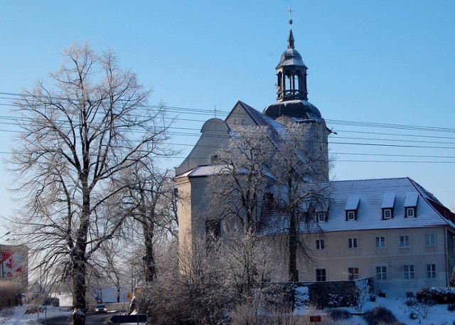 ZESPÓŁ KLASZTORNY BERNARDYNÓW stanowi interesujący przykład założenia bernardyńskiego złożonego z obszernego klasztoru, świątyni w typie halowo-emporowym, zabudowań gospodarczych i ogrodu. Wznoszona przez warsztat czeski świątynia odwołuje się formalnie do grupy podobnych obiektów z terenu Wielkopolski i Bawarii. Posiada unikatowy wystrój malarski autorstwa brata Paschalisa Wołosa, a także wysokiej klasy zestaw ławek intarsjowanych wykonanych przez brata Paschalisa  Kleszczyńskiego. 