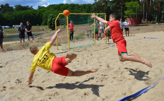 Piłka ręczna na plaży to niezwykle atrakcyjna odmiana szczypiorniaka.