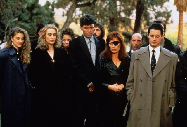 "Miasteczko Twin Peaks" to słynny serial Davida Lyncha z lat 90. który do dziś cieszy się ogromną popularnością. Potwierdzeniem tych słów może być choćby fakt, że twórcy zdecydowali się zrealizować kolejną odsłonę tego kultowego serialu. 3. sezon "Miasteczka Twin Peaks" zadebiutuje na antenie stacji Showtime już 21 maja, dlatego dziś przyjrzymy się tej produkcji nieco bliżej, sprawdzając, jak od emisji ostatniego odcinka w 1991 roku, zmieniły się gwiazdy legendarnego serialu Davida Lyncha.