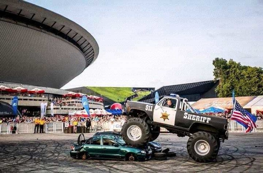 Monster trucki i kaskaderzy na pokazach w Łapach. Mamy dla Was wejściówki! [zdjecia]