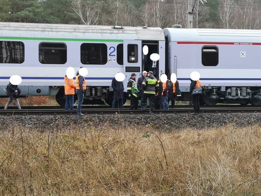 TIR na kościańskich numerach wjechał pod pociąg Intercity. Pięć osób rannych! [ZDJĘCIA] 
